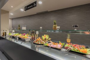 供应早餐、午餐和晚餐