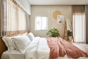 Premium Room, Balcony | Egyptian cotton sheets, premium bedding, down duvets, in-room safe - The Saul (Tel Aviv)