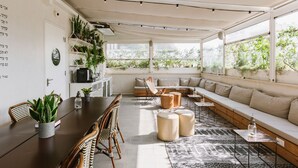 Amplia habitación con un gran comedor, zona de estar y vistas a zonas verdes.