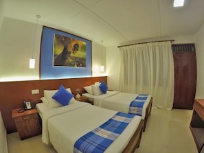 Quarto duplo luxo, 2 camas de solteiro, terraço, vista para o mar | 1 quarto, roupas de cama premium, frigobar, cofres nos quartos