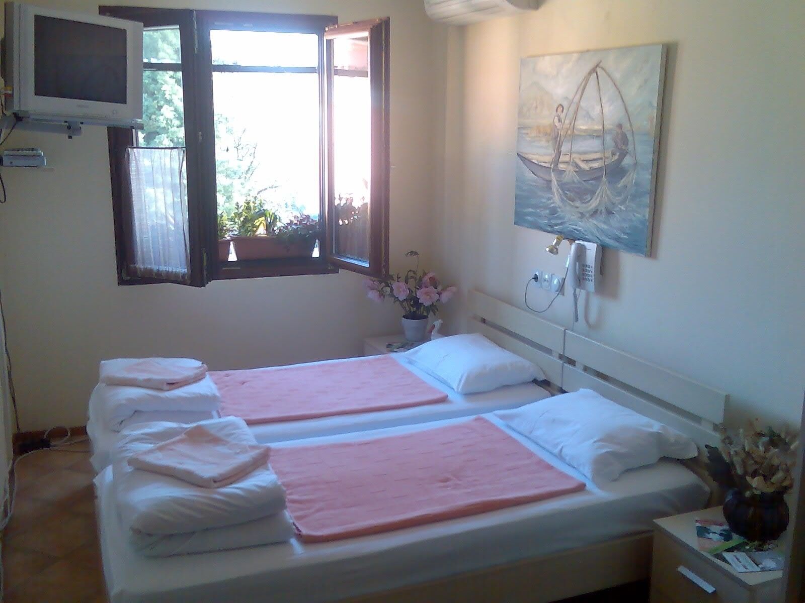 Escritorio, tabla de planchar con plancha, wifi gratis y ropa de cama 