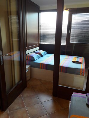 高級三人房, 1 間臥室, 非吸煙房, 湖景 | 書桌、熨斗/熨衫板、免費 Wi-Fi、床單