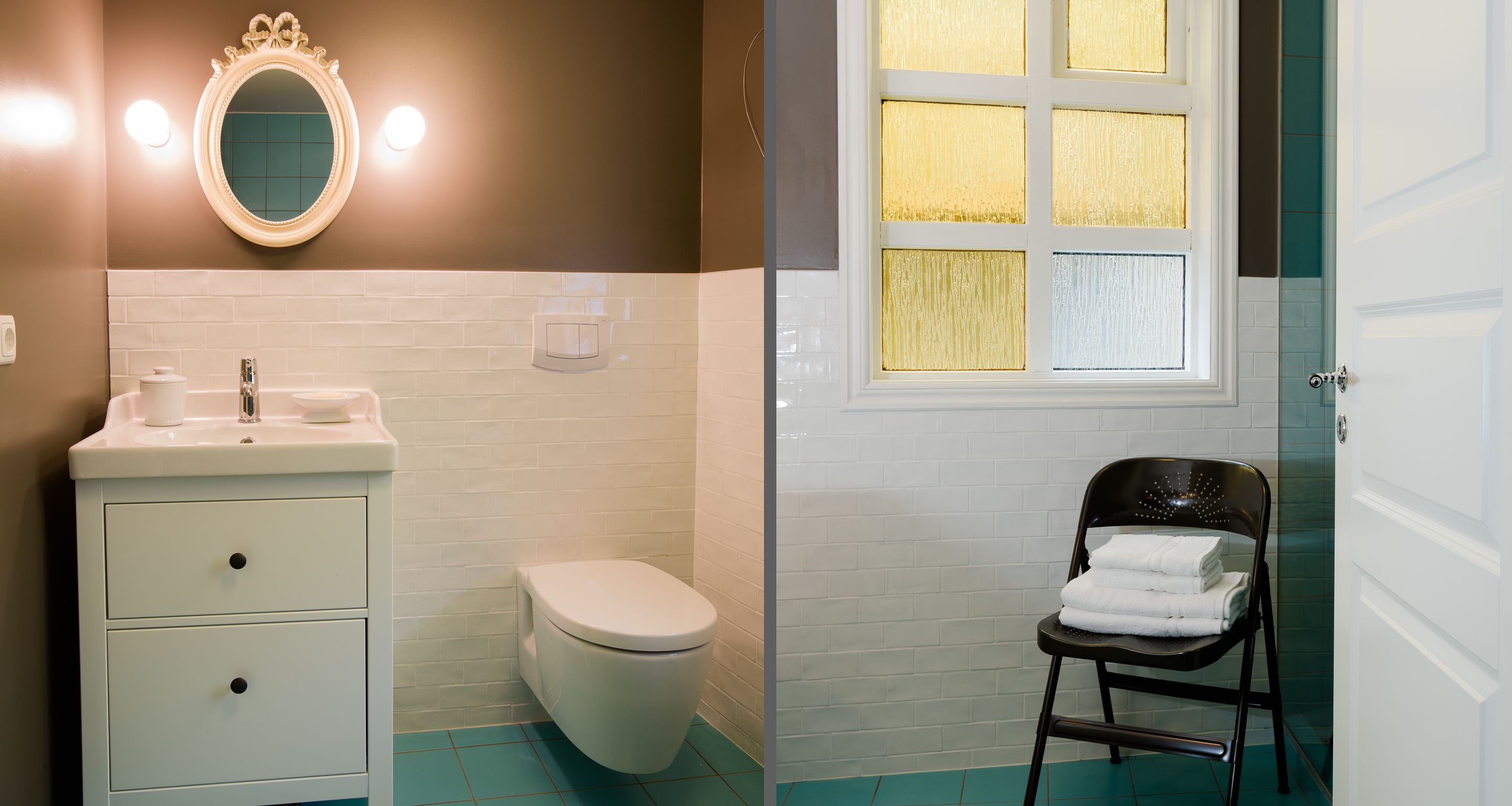 Un baño con un lavamanos blanco, un inodoro, un espejo y una ventana con cortinas amarillas.