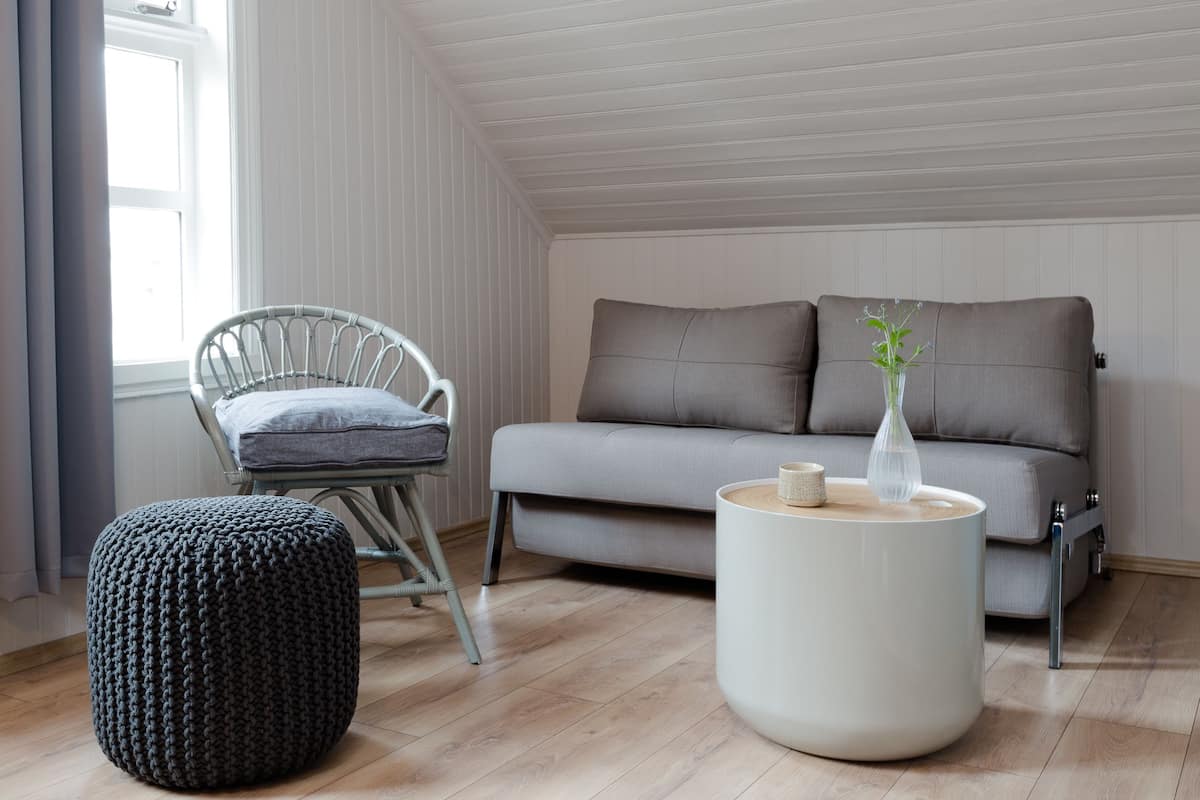 Appartement, 2 slaapkamers, balkon (Vatnsstígur 10b) | Woonkamer | Een flatscreentelevisie
