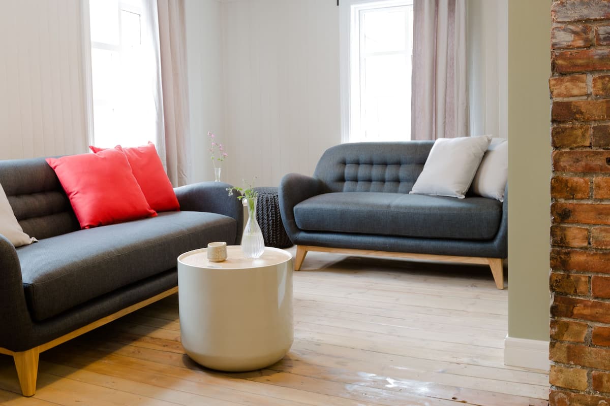 Huis, 3 slaapkamers (Vatnsstígur 8) | Woonkamer | Een flatscreentelevisie