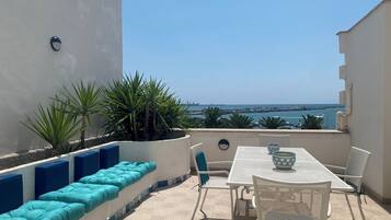 Doppelzimmer, Meerblick | Terrasse/Patio