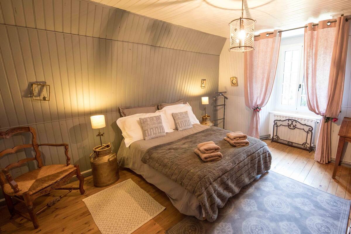 Double Room (Gentiane) | Iron/ironing board, free WiFi