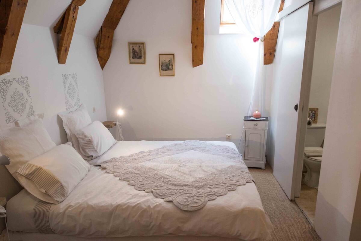 Double Room (Jonquille) | Iron/ironing board, free WiFi