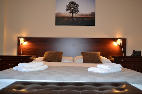 Standard Double Room (PLUS) | Hypo-allergenic bedding, minibar, in-room safe, desk. Greenwood Hotel