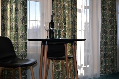 Superior Studio (PLUS) | Hypo-allergenic bedding, minibar, in-room safe, desk. Greenwood Hotel