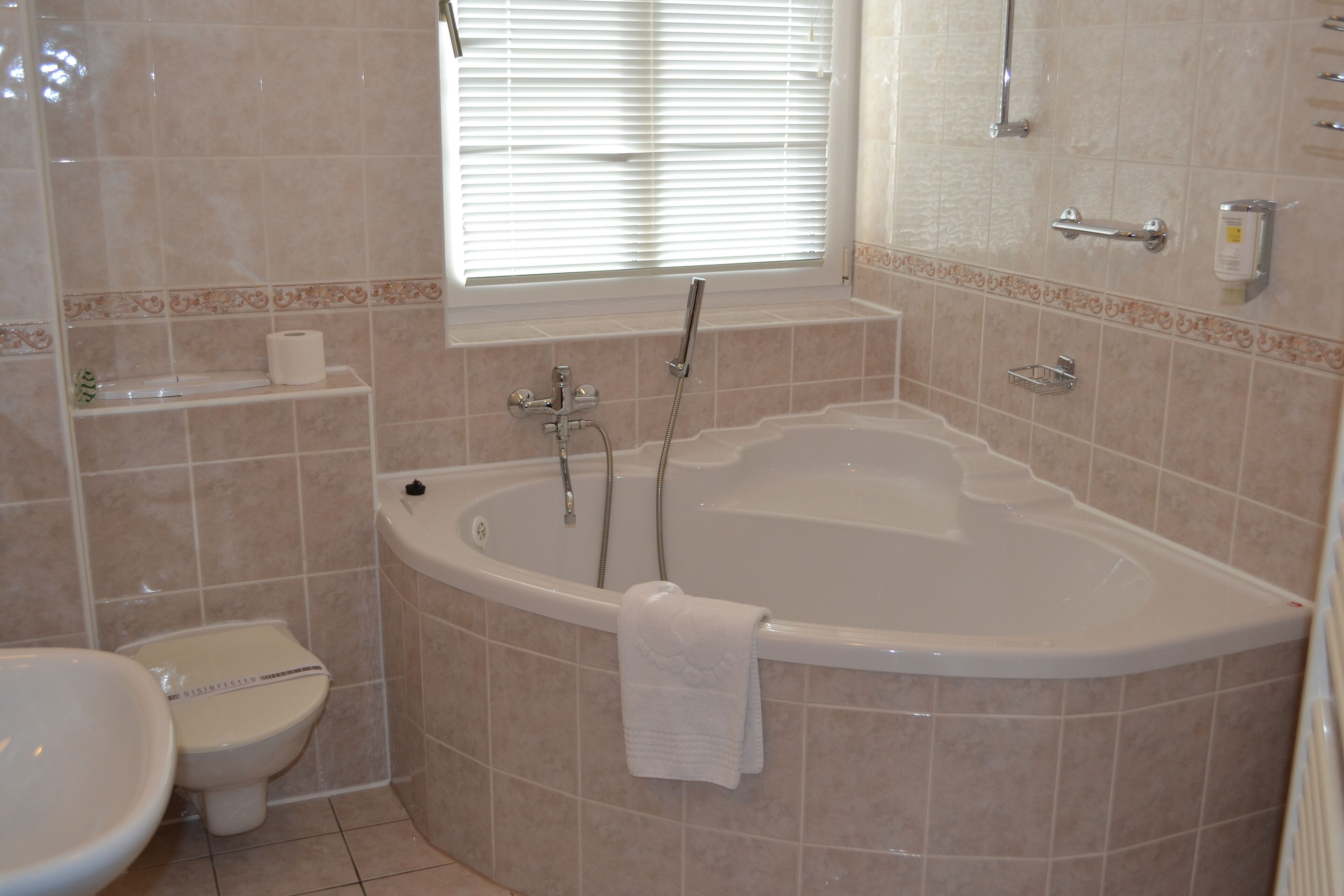 Ein Badezimmer mit Badewanne, Toilette und Waschbecken.