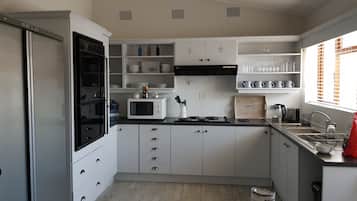 Full-sized fridge, microwave, oven, stovetop
