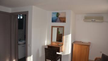 Penthouse | Desk, free WiFi