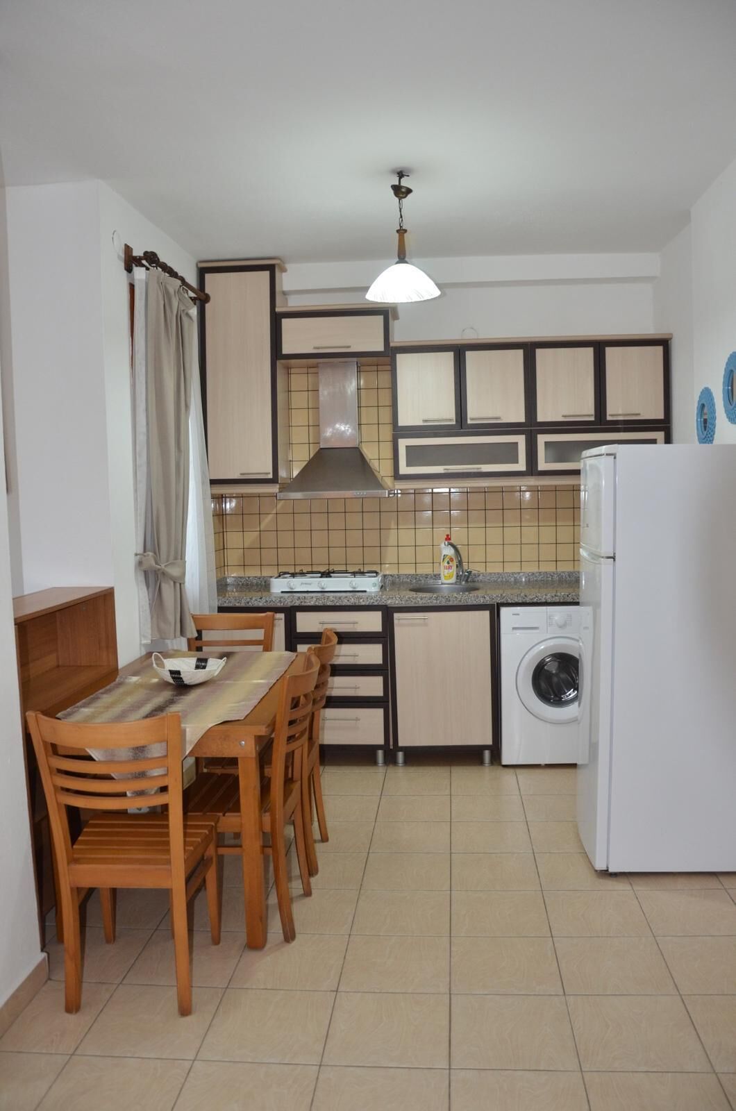 Refrigerador, utensilios de cocina, artículos de limpieza