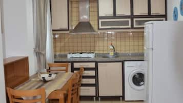 Refrigerador, utensilios de cocina, artículos de limpieza
