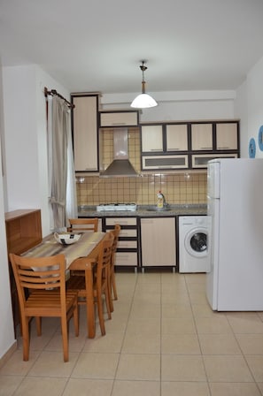 Apartment | Eigene Küche | Kühlschrank, Kochgeschirr/Geschirr/Besteck, Reinigungsartikel