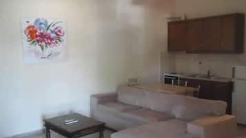 Habitación cuádruple | Zona de estar | Una televisión de plasma