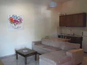 Quadruple Room | Living area | Plasma TV - Almini 2 (Igoumenitsa)