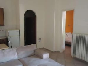 Habitación doble, vista al jardín | Área de sala de estar | Televisión de plasma 