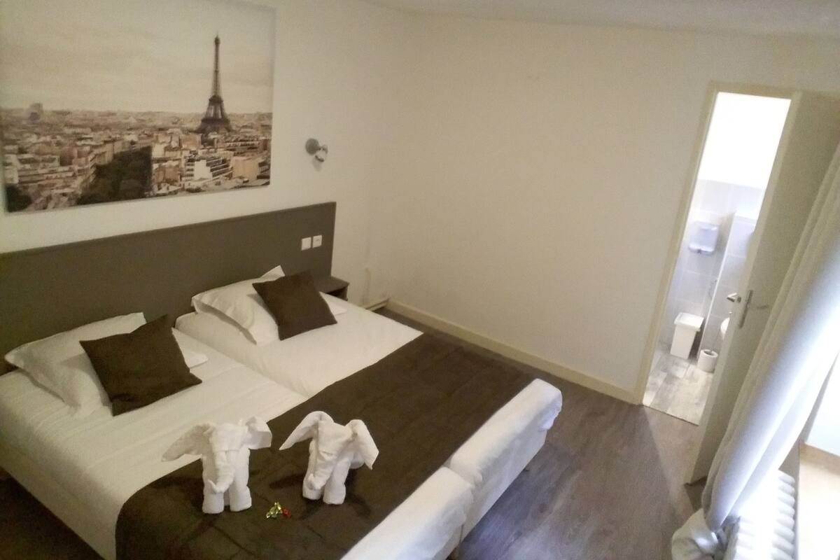 Minibar, desk, cots/infant beds, free WiFi