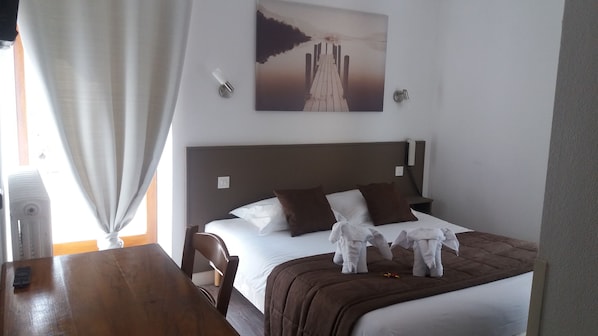 Minibar, desk, cots/infant beds, free WiFi