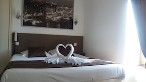 Minibar, desk, cots/infant beds, free WiFi