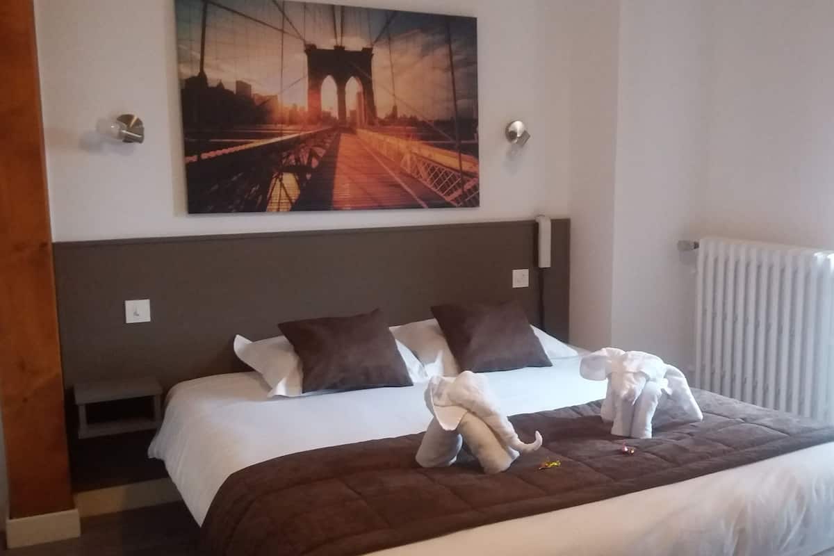 Minibar, desk, cots/infant beds, free WiFi