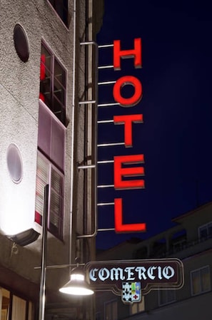 Fassade der Unterkunft – Abend/Nacht