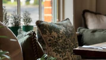 Der serveres morgenmad, frokost og aftensmad med udsigt til haven