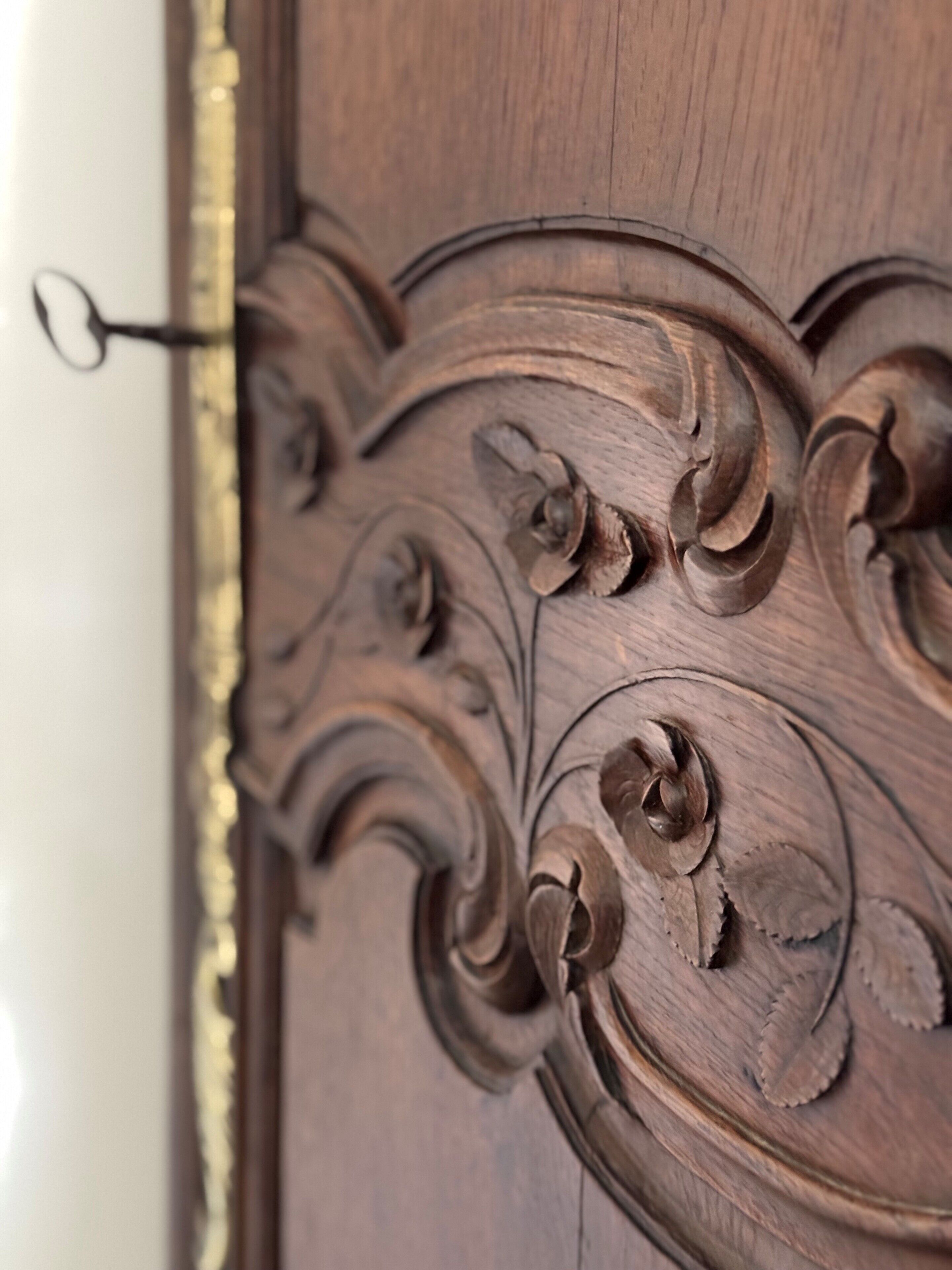 Un primer plano de una puerta de madera con tallas intrincadas.