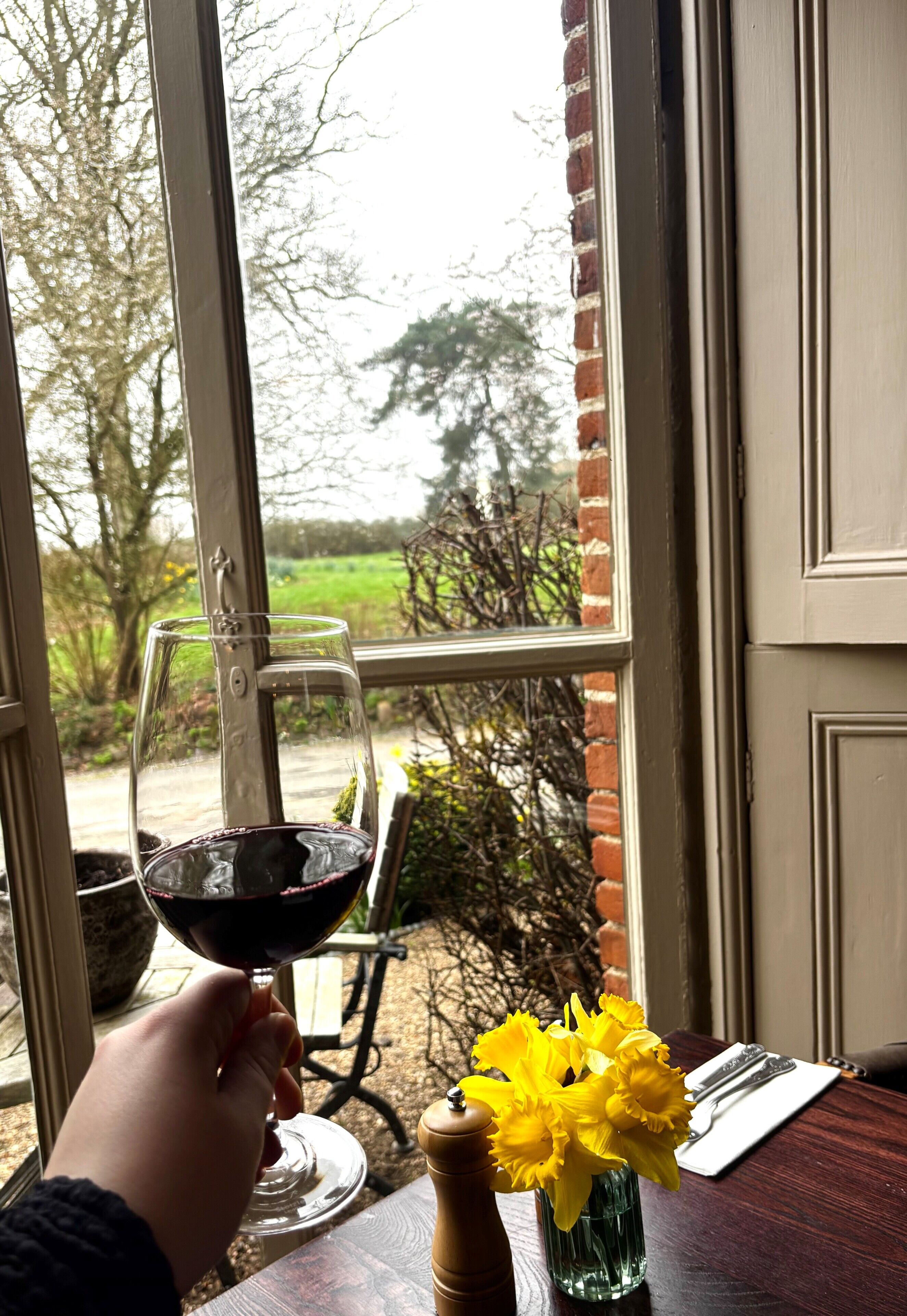 Breakfast, lunch, dinner served; garden views 