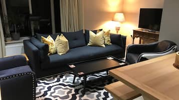 Family Cottage, 3 Bedrooms | Ruang tamu | TV skrin rata