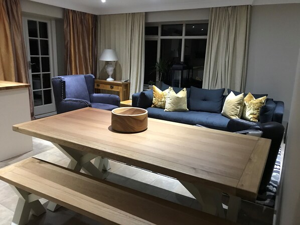 Casa rural familiar, 3 dormitoris | Sala d'estar | Televisor de pantalla plana