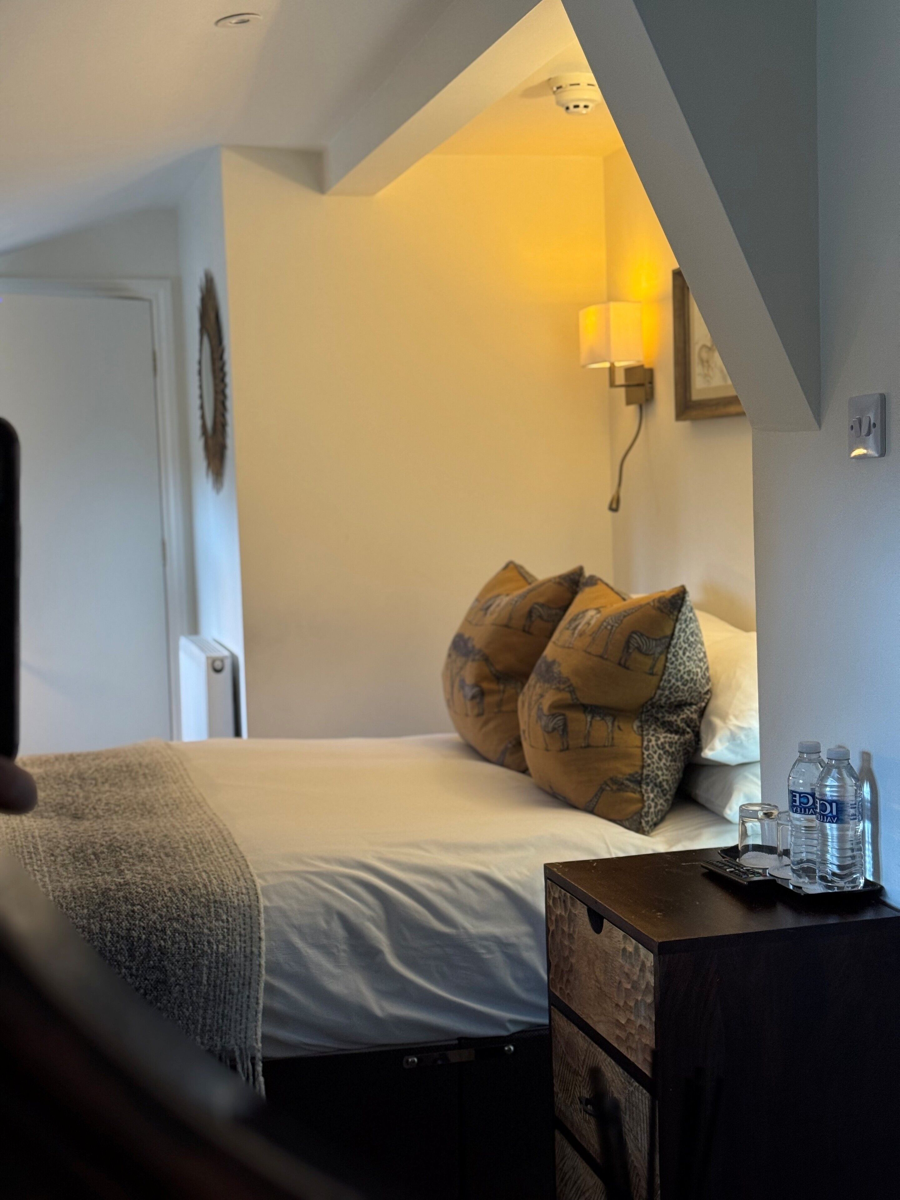 Junior Double Room, 1 Double Bed, Courtyard View | Iron/ironing board, cots/infant beds, free WiFi, bed sheets