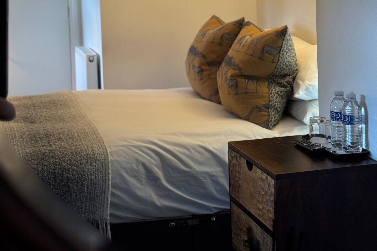 Kahden hengen junior-huone, 1 parisänky, näköala pihalle | 1 makuuhuone, silitysrauta/-lauta, vauvansängyt, ilmainen Wi-Fi