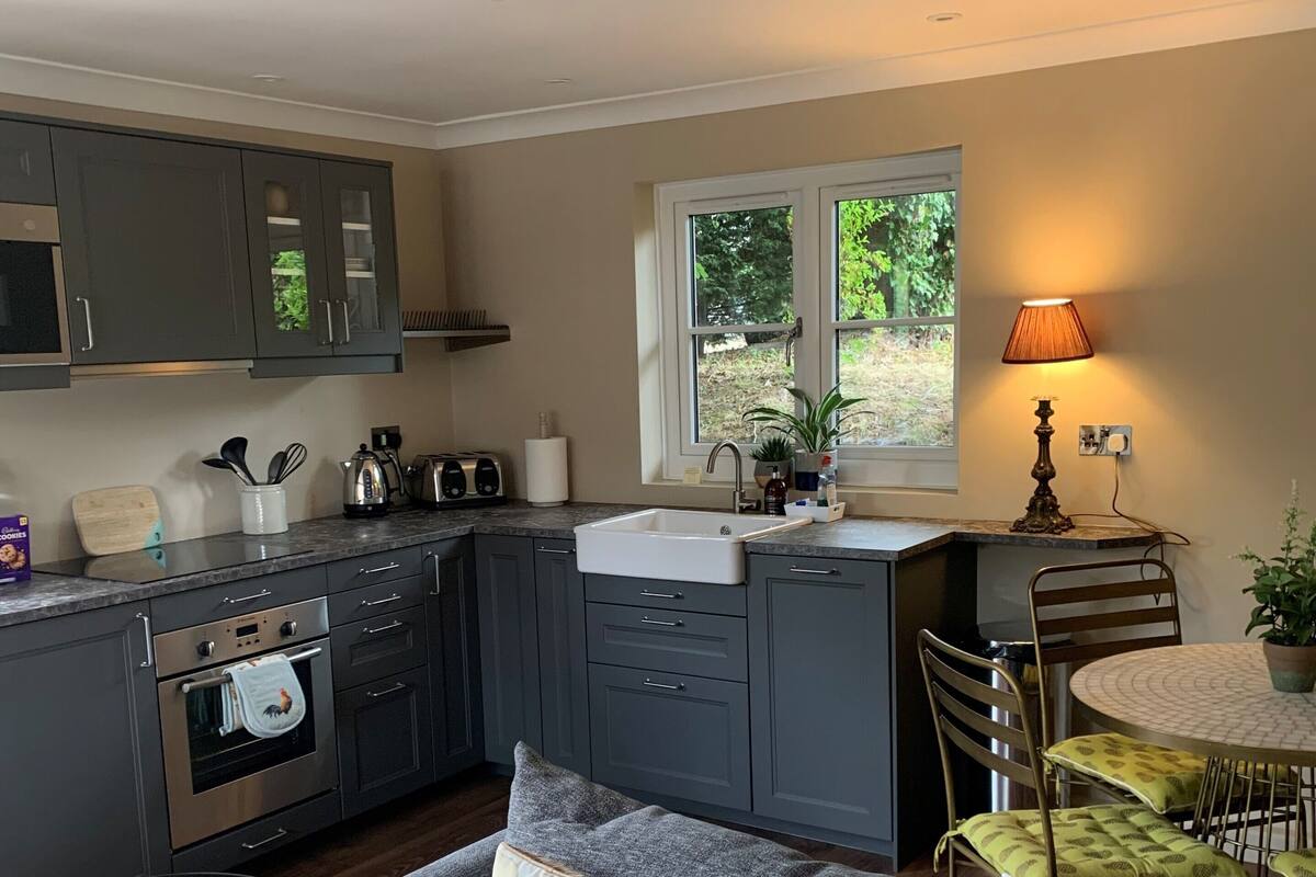 Perhemökki, 2 makuuhuonetta, esteetön | Oleskelualue | Taulutelevisio