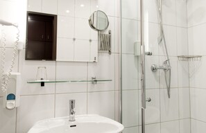 Eenvoudige eenpersoonskamer | Badkamer | Een douche, gratis toiletartikelen, een haardroger, handdoeken