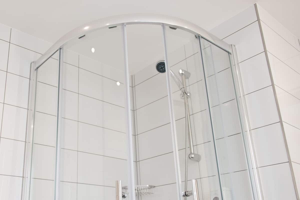 basic double room | bathroom shower