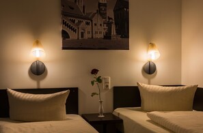 Habitación básica doble | Ropa de cama de alta calidad y caja de seguridad en la habitación 