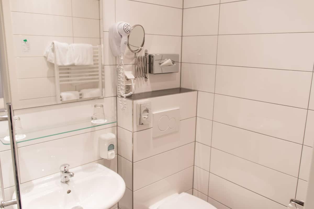 basic single room | bathroom | shower, free toiletries, hair dryer, towels