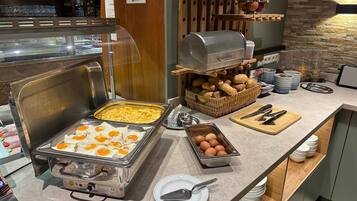 TĂ€gliches FrĂŒhstĂŒcksbuffet (14.50 EUR pro Person)