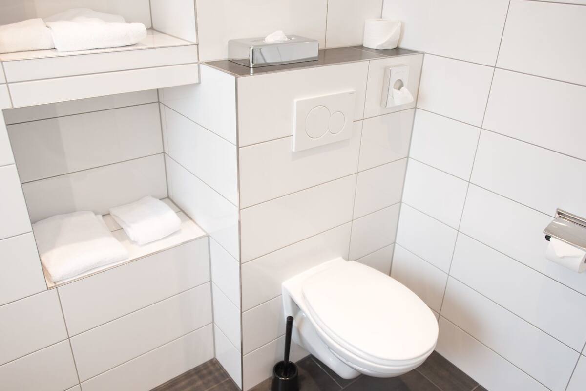 basic double room | bathroom | shower, free toiletries, hair dryer, towels