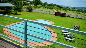 Hồ bơi ngoài trời