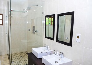 Doppelzimmer | Dusche im Bad
