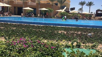 حمام سباحة خارجي
