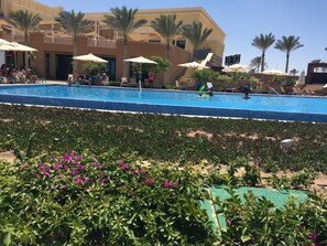 Una piscina al aire libre