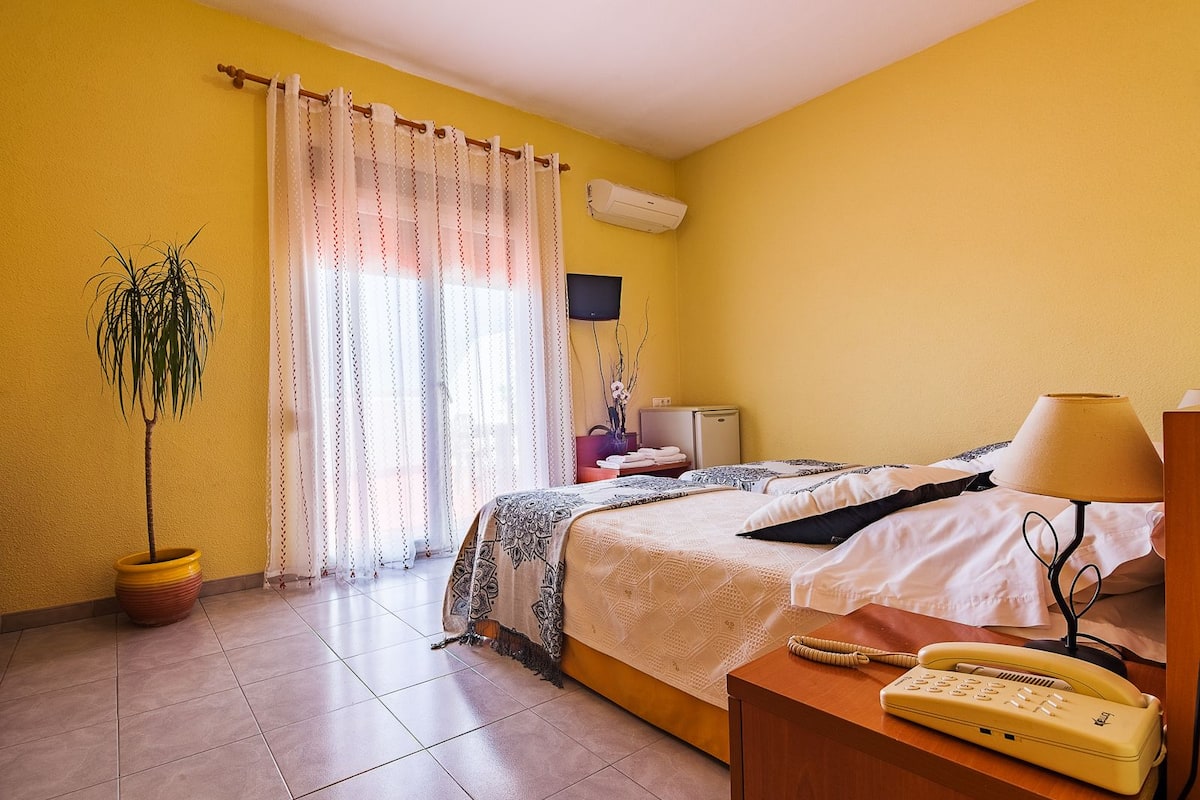 memory-foam beds, in-room safe, desk, soundproofing