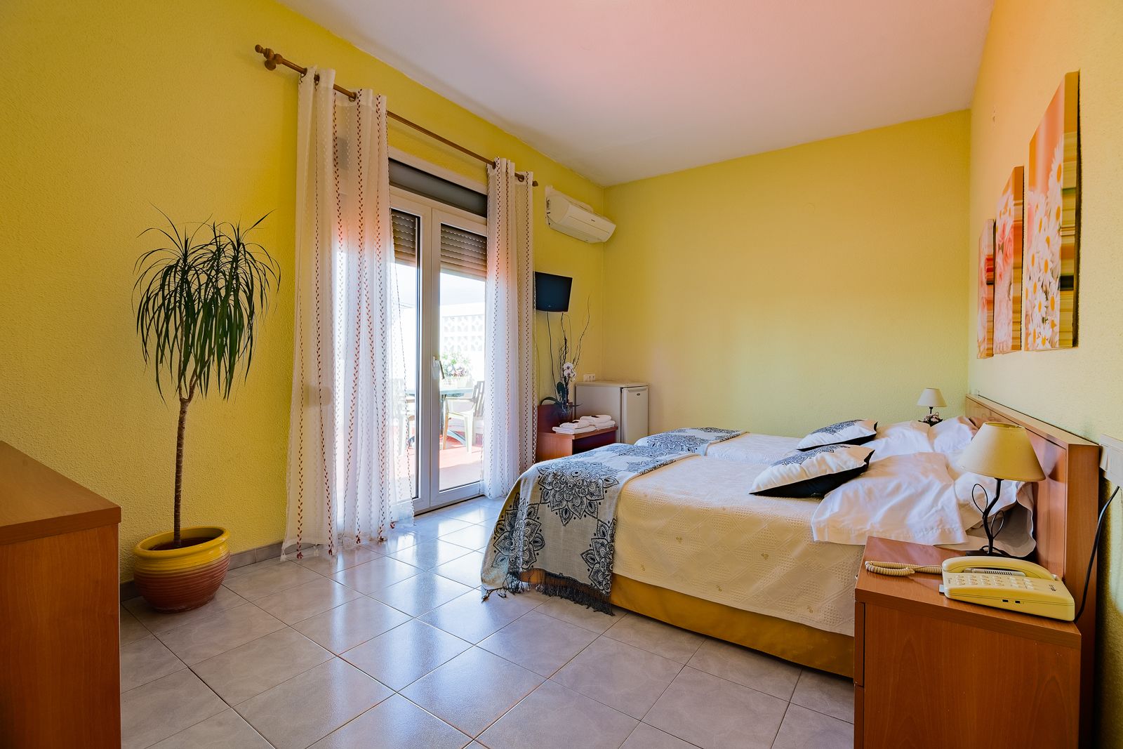 memory-foam beds, in-room safe, desk, soundproofing