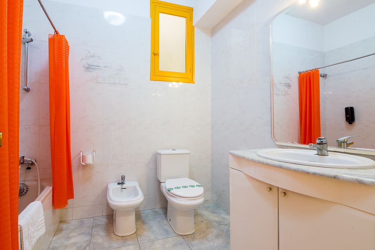 double room | bathroom | shower, bidet, towels