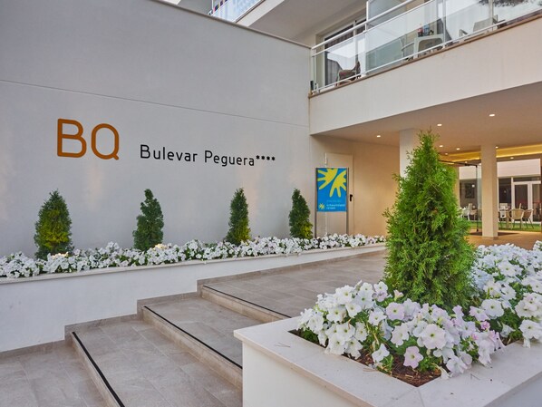 A modern building entrance with a sign reading "BQ Bulevar Pequera". - BQ Bulevar Peguera Hotel - Adults Only (Calvia)